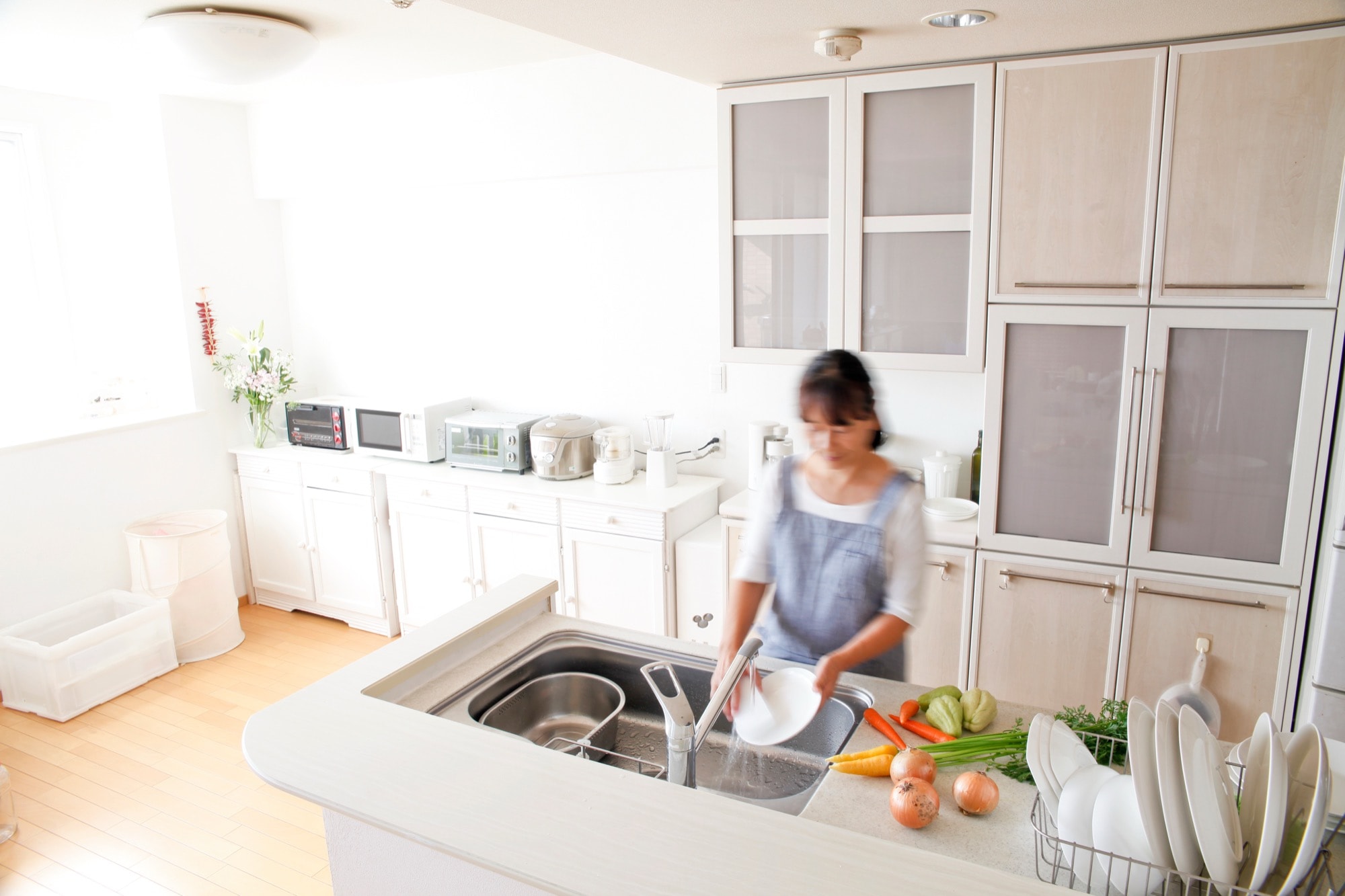 キッチンで家事をする女性