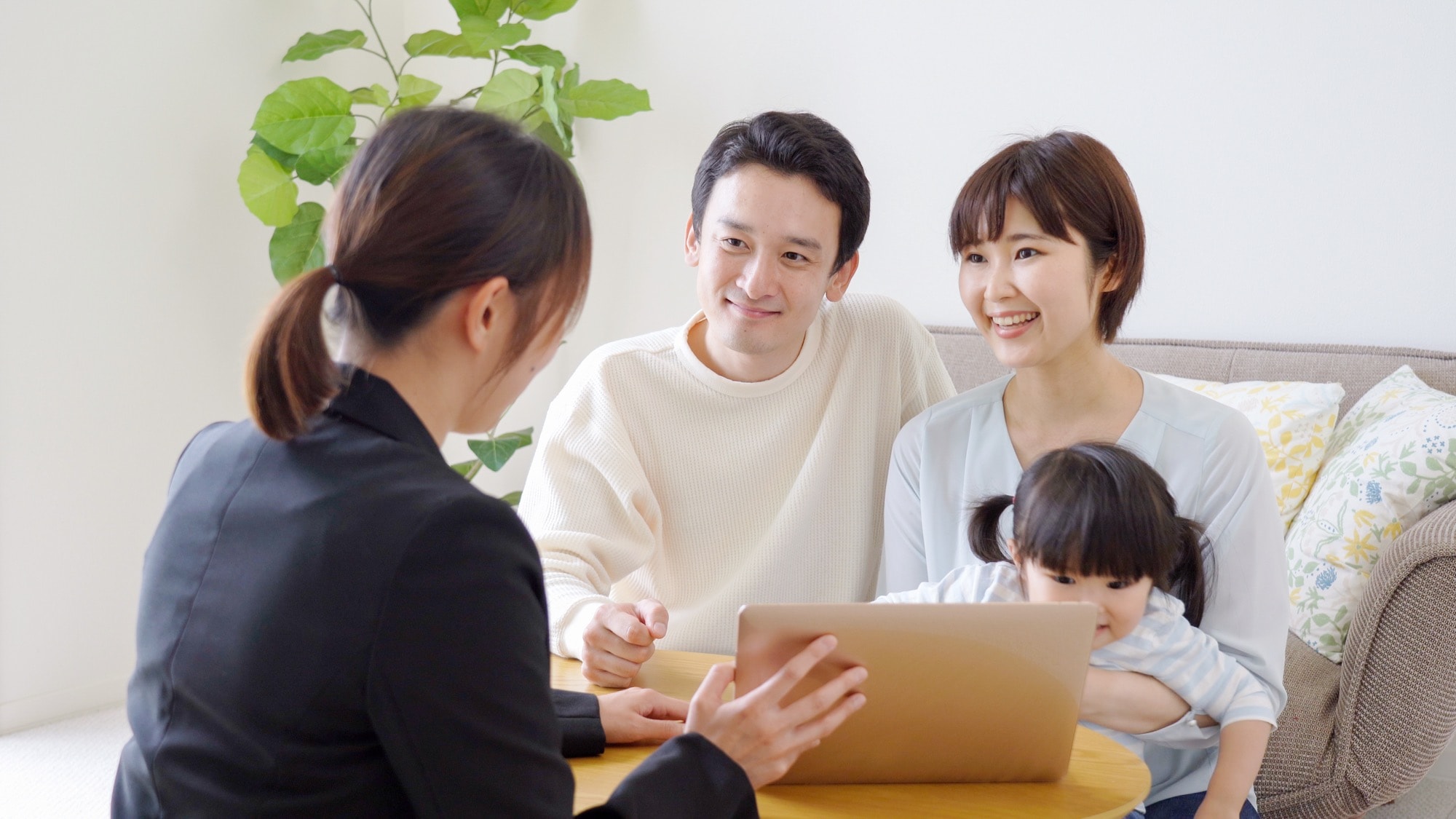 家の間取りについて解説する住宅会社スタッフと顧客